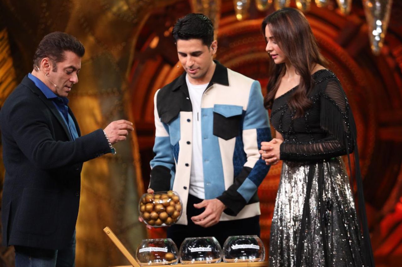 Siddharth Malhotra and Rakul Preet watch "Shanivaar Ka Vaar" by Salman Khan and "Bigg Boss 16" by COLORS